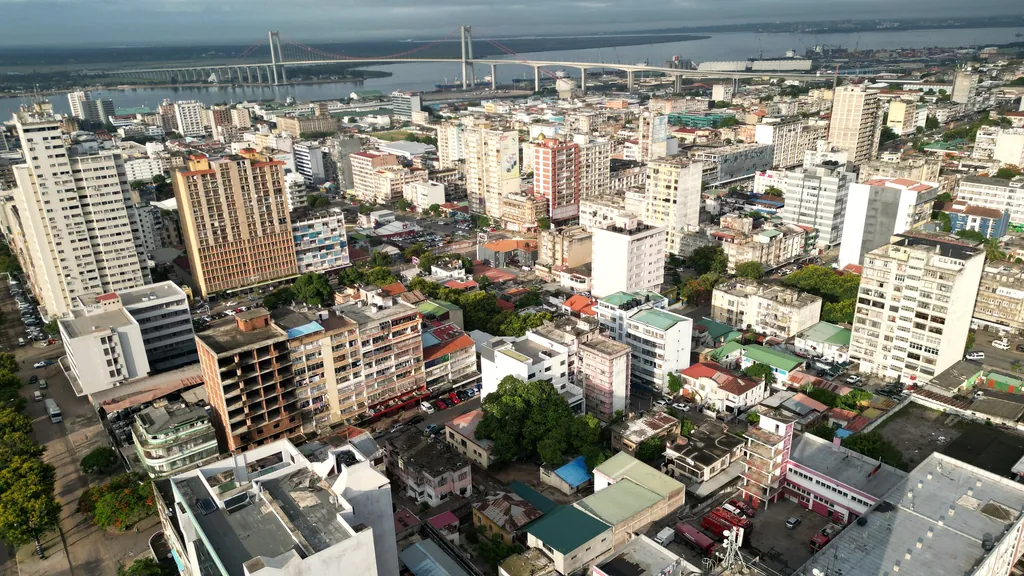 Vista aérea do centro de Maputo com a ponte Maputo–Katembe ao fundo