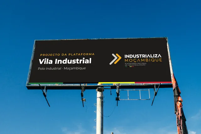 Placa com o logótipo Industrializa Moçambique contra o céu
